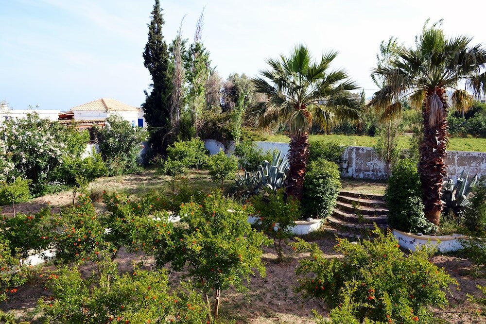 Фото House of Paradise in front of the golf court-sea