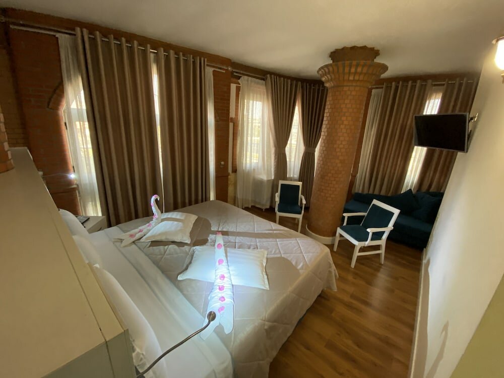 Фото The Red Bricks Hotel