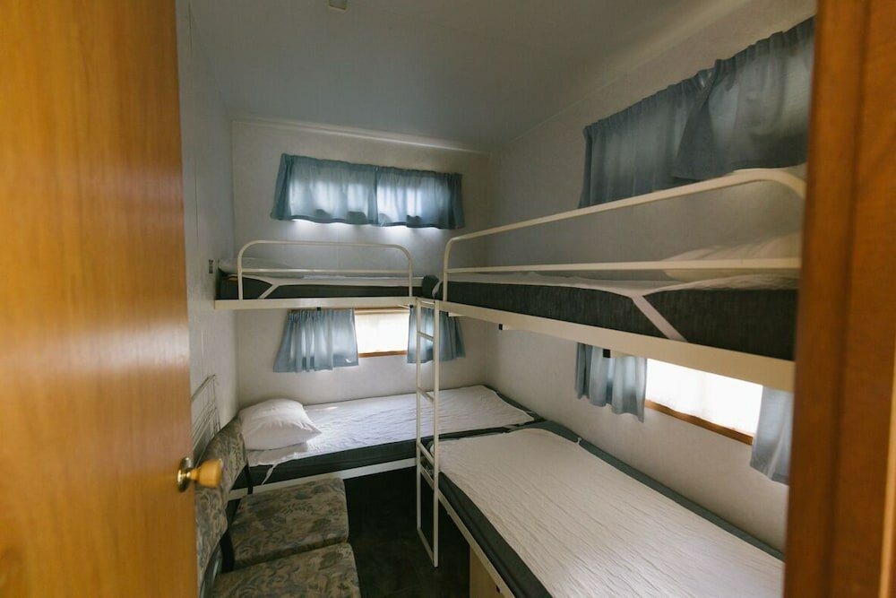 Фото Wonboyn Cabins & Caravan Park