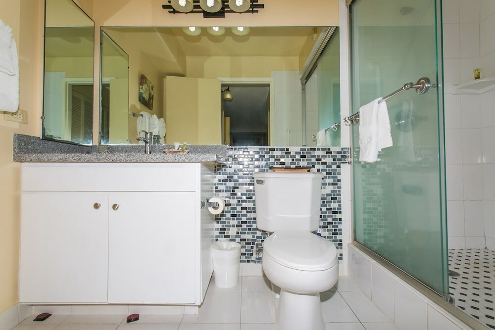 Фото Two Bedroom Discovery Bay High Rise Condos with Lanai & Gorgeous Views