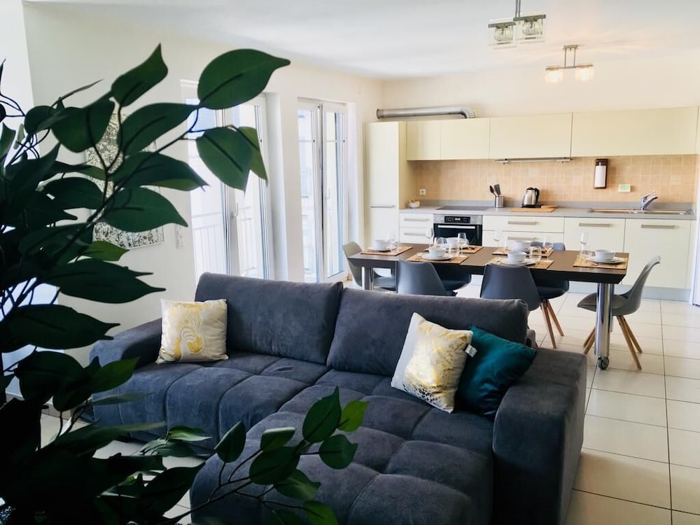 Фото Large Art Deco Flat 100m2 in City Center - Parking