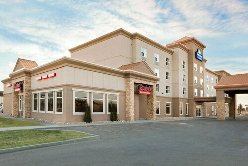 Гостиница Days Inn & Suites by Wyndham Edmonton Airport в Ледуке