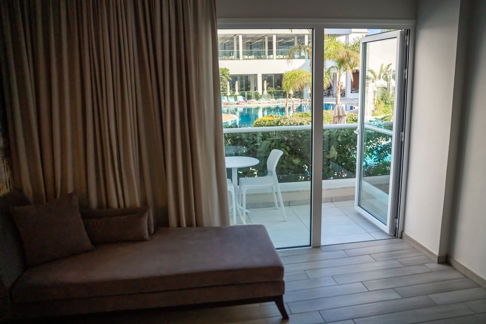 Фото Vangelis Hotel & Suites