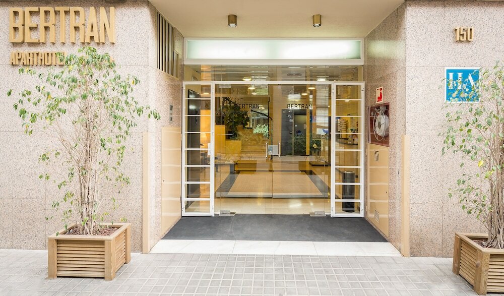 Фото Aparthotel Bertran