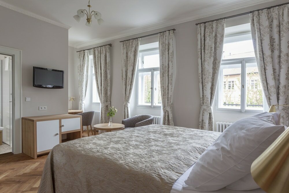 Фото Hotel At the Golden Scissors