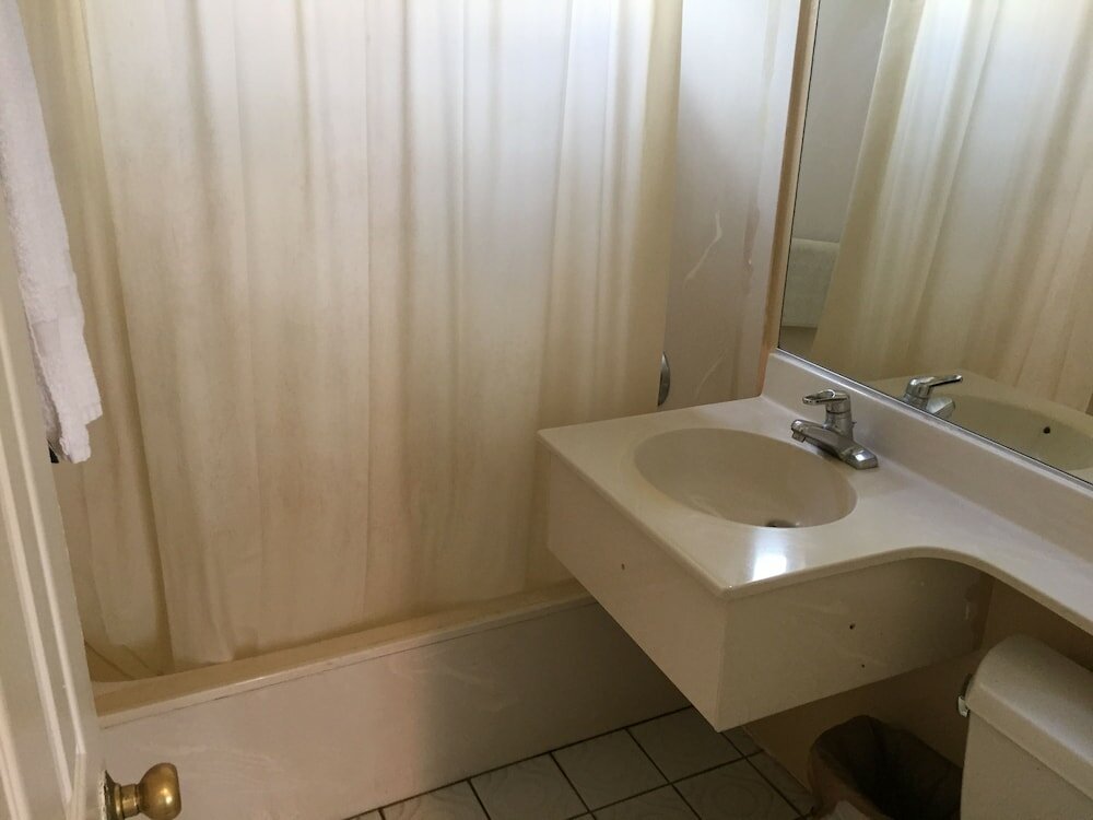 Фото Bevonshire Lodge Motel