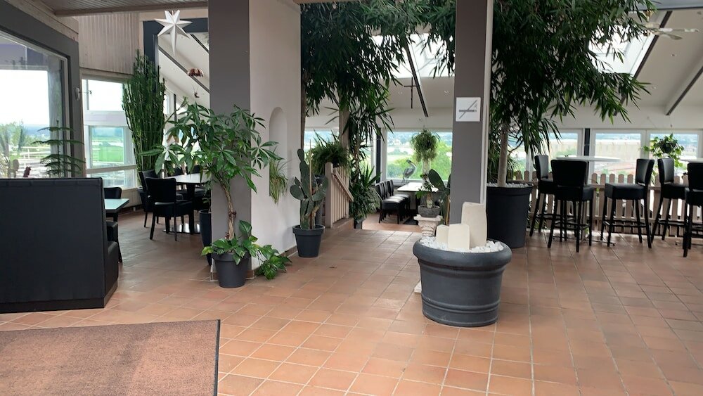 Фото Hotel Zum Halbmond