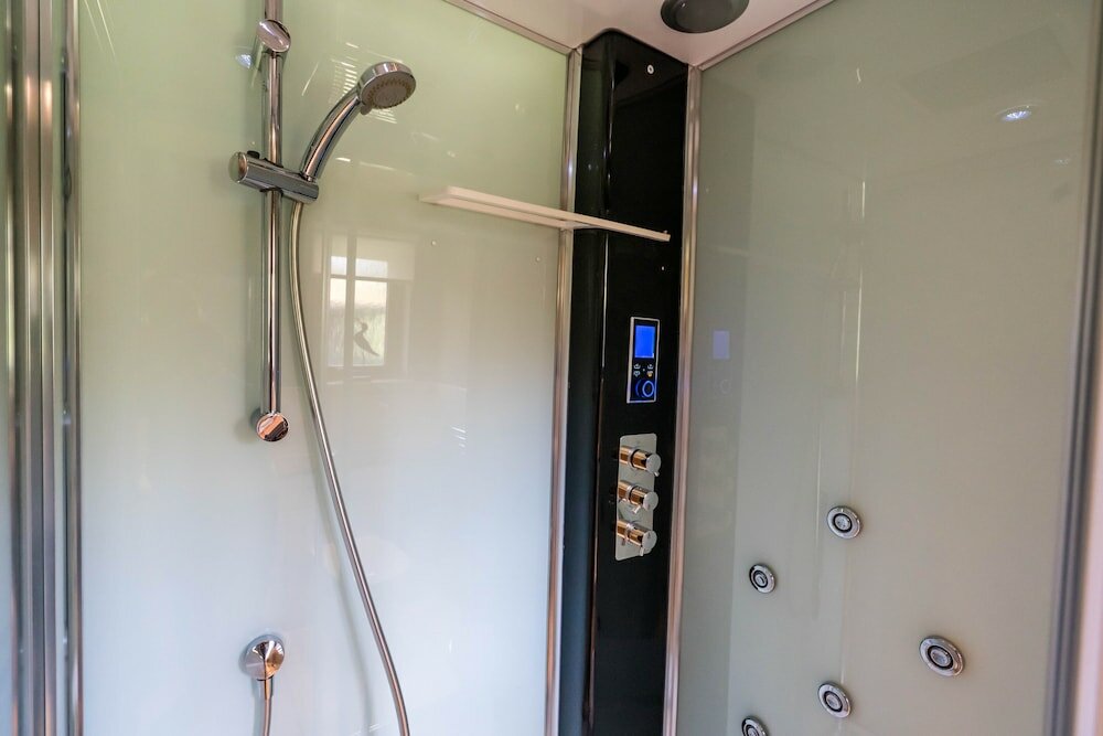 Фото Loch Lomond Waterfront Luxury Lodges