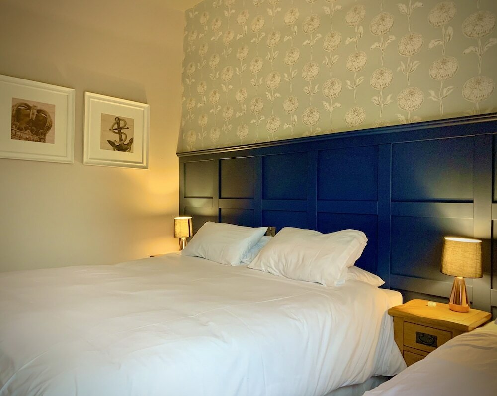 Фото Crown and Anchor