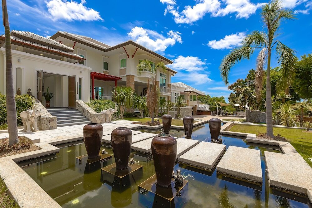 Фото Luxury Mansion 6 Br on Golf Course Jb