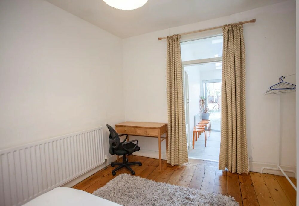 Фото Homely 3 Bedroom House in Bath