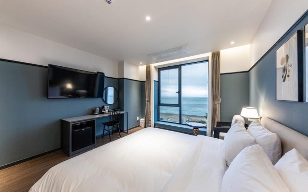 Фото Jeongja Beach Brown Dot