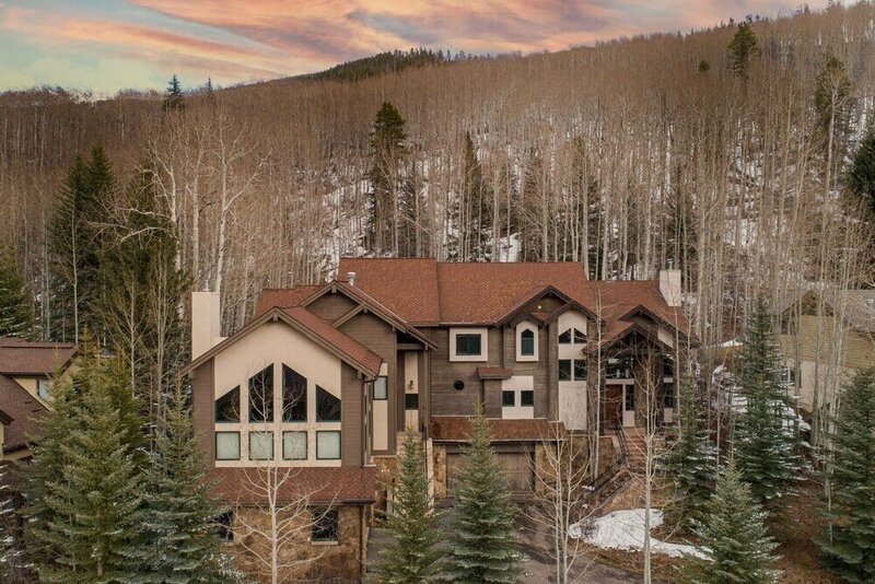 Гостиница Highline - Breathtaking Mountain Home w Hot Tub & Views