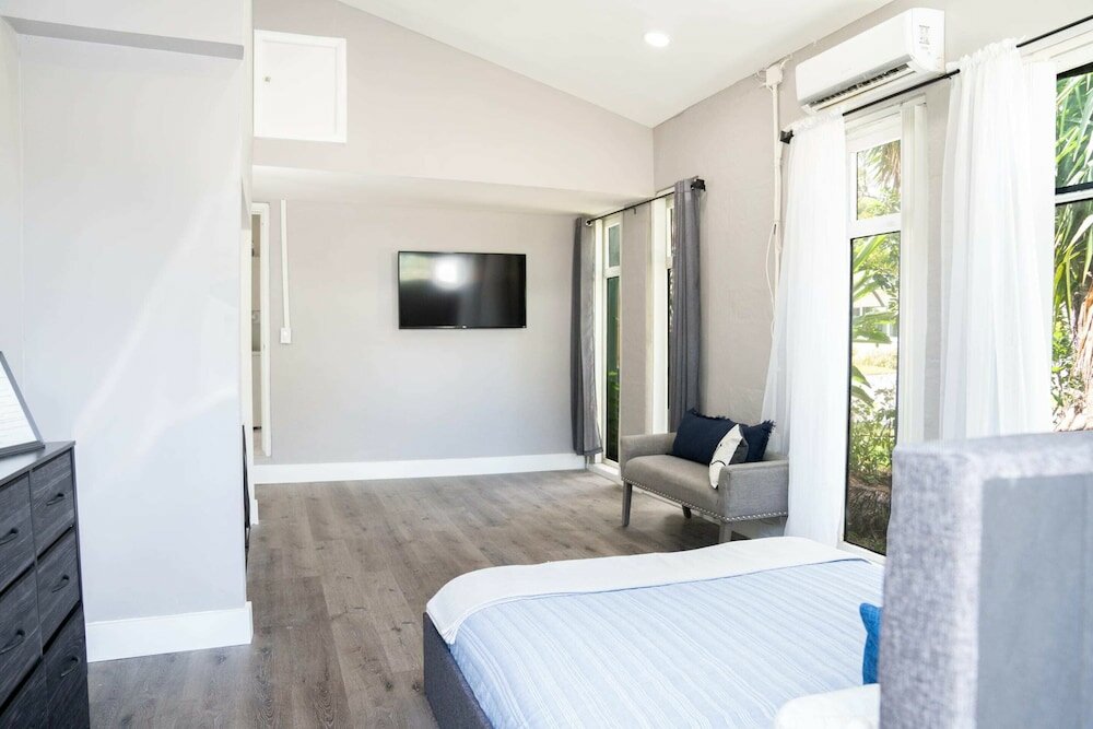 Фото Cozy House With Patio, Fireplace, Parking - Hollywood, Florida