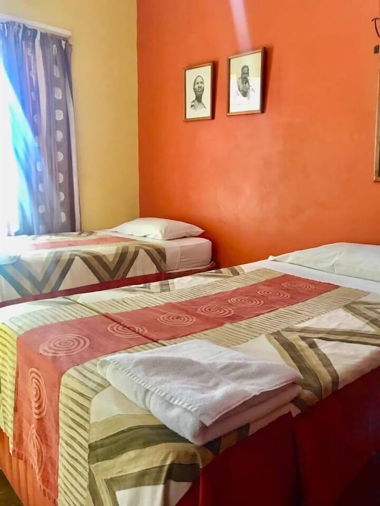 Фото It's a Small World Backpackers Lodge - Hostel