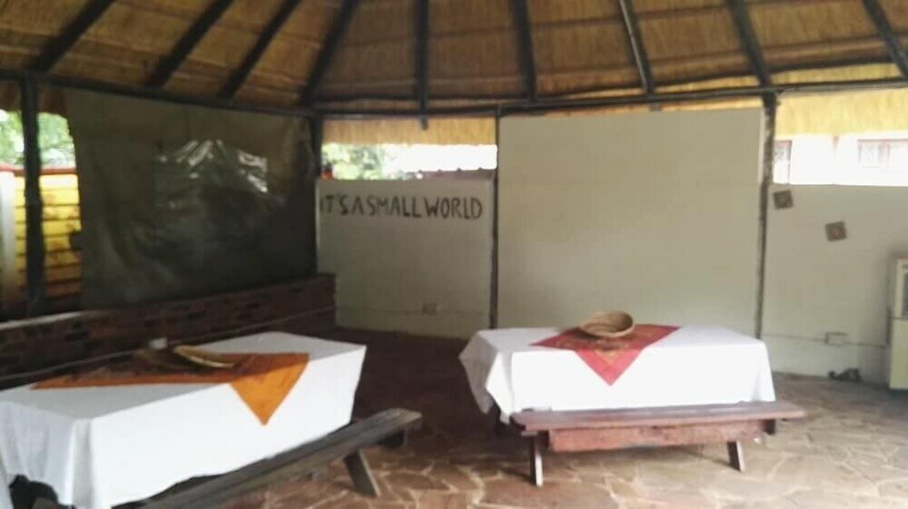 Фото It's a Small World Backpackers Lodge - Hostel