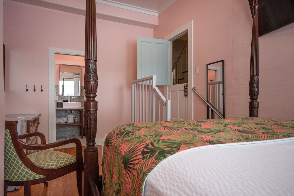 Фото The Porch on Frances Inn