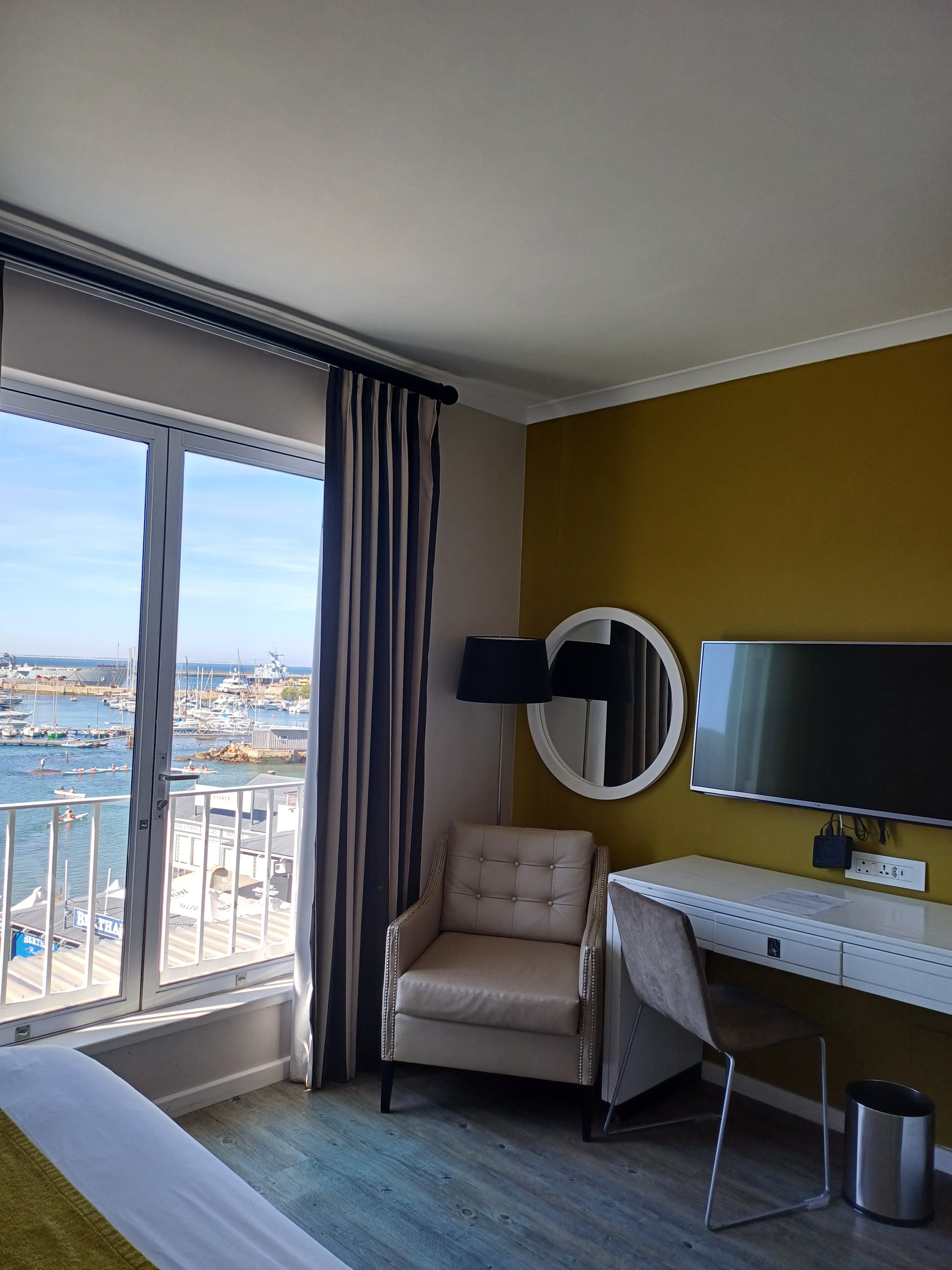 Фото Simon’s Town Quayside Hotel