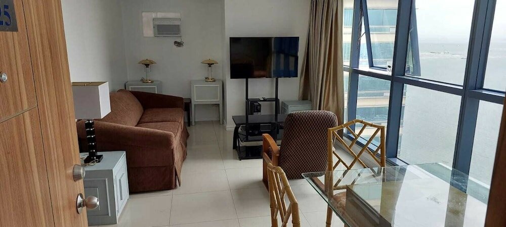 Фото Roxas Blvd Ermita Studio Us Embassy Mla