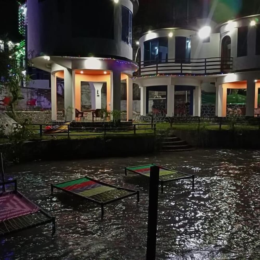 Фото Pameer Continental Hotel and Restaurant