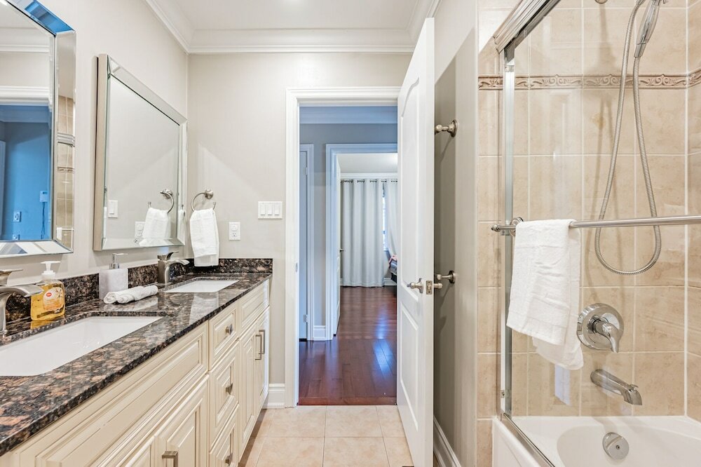 Фото Luxury Villa - Mississauga Square One