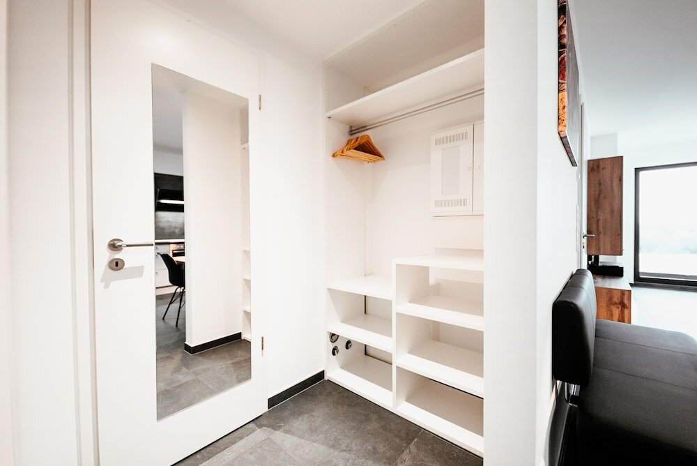 Фото Bright Chic 1br Apt w Balc & Prkg