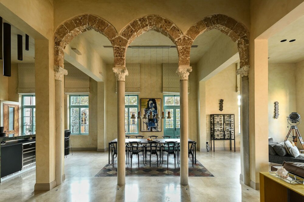 Фото Classical Spacious 3br apartment