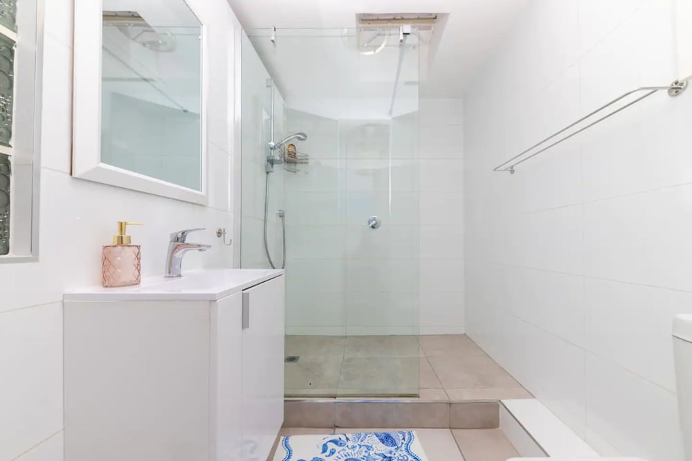 Фото Stylish and Bright 1 Bedroom Apartment - Camps Bay