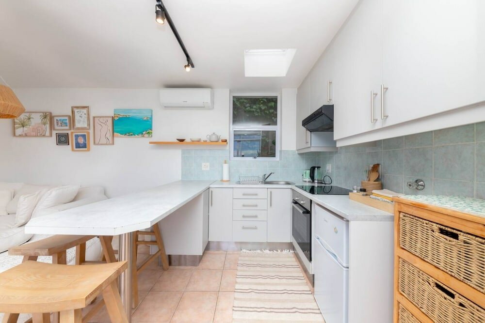 Фото Stylish and Bright 1 Bedroom Apartment - Camps Bay