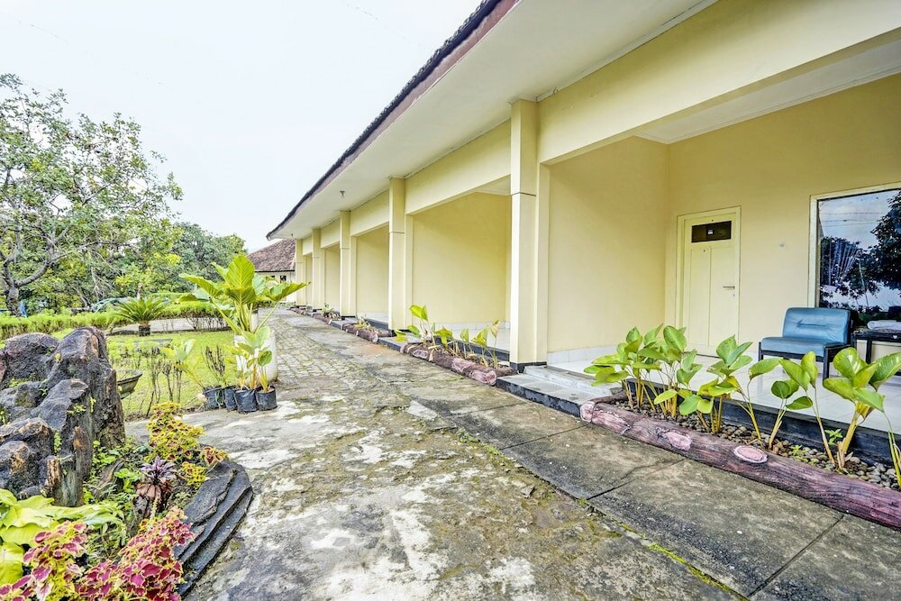 Фото Capital O 92162 Hotel Wisata Karya