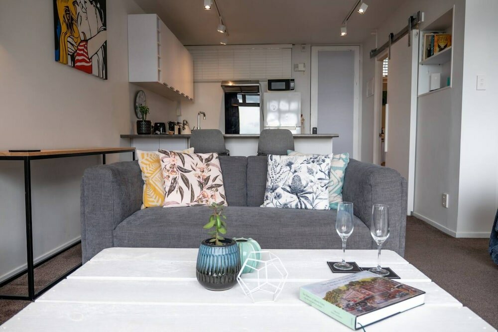 Фото Centrally Located Light-filled Studio w Parking