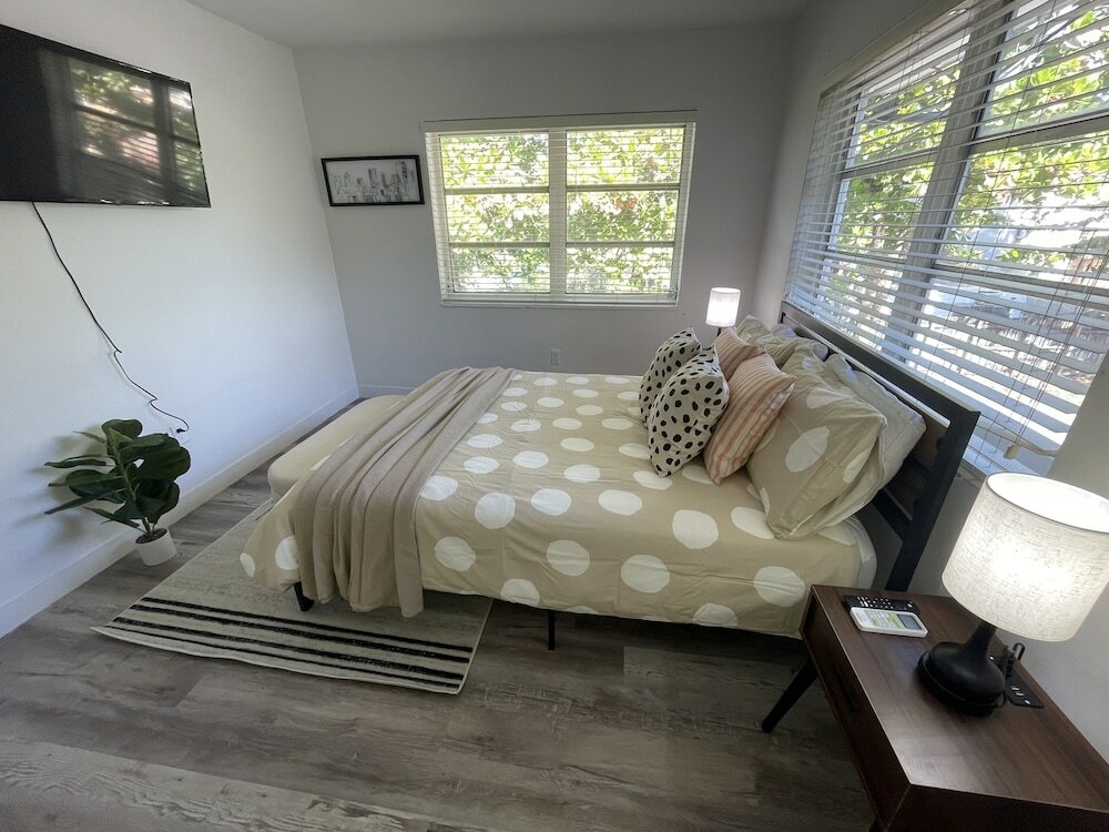 Фото Building next to CocoWalk & Brickell