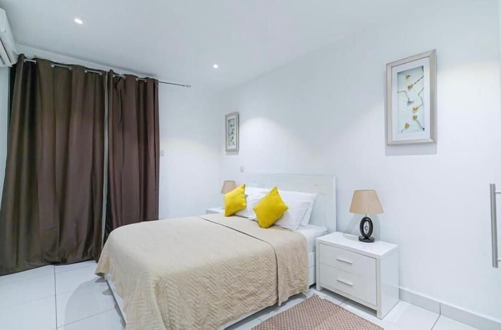 Фото Golden Breeze Suites