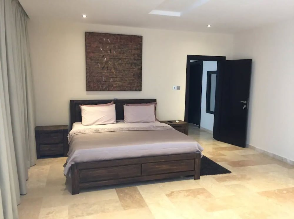 Фото Euneva Court Townhouses - Bentley Place