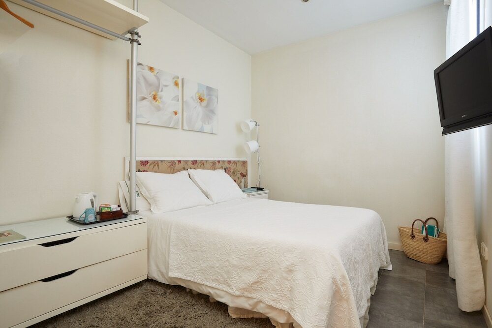 Фото Hostal B&b Poblenou