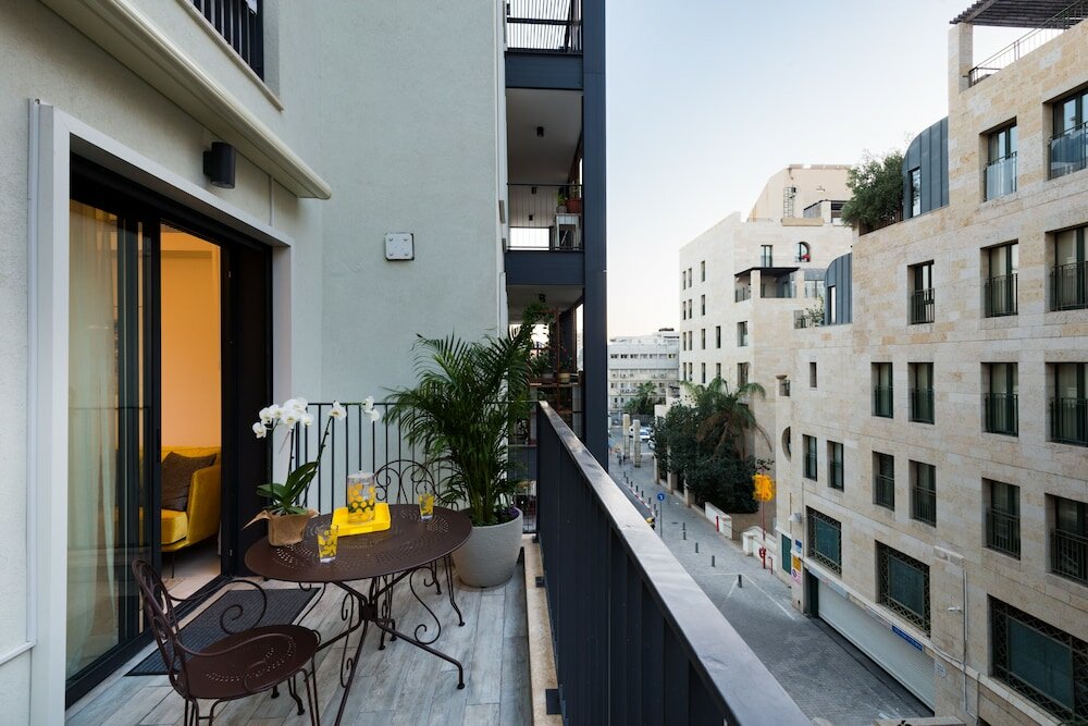 Фото Contemporary & Texture-Rich Hideaway