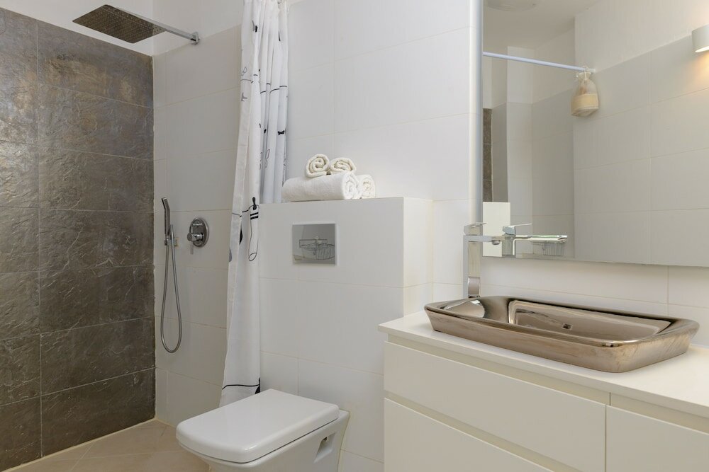 Фото Spacious Modern Apt 1 Step To Beach