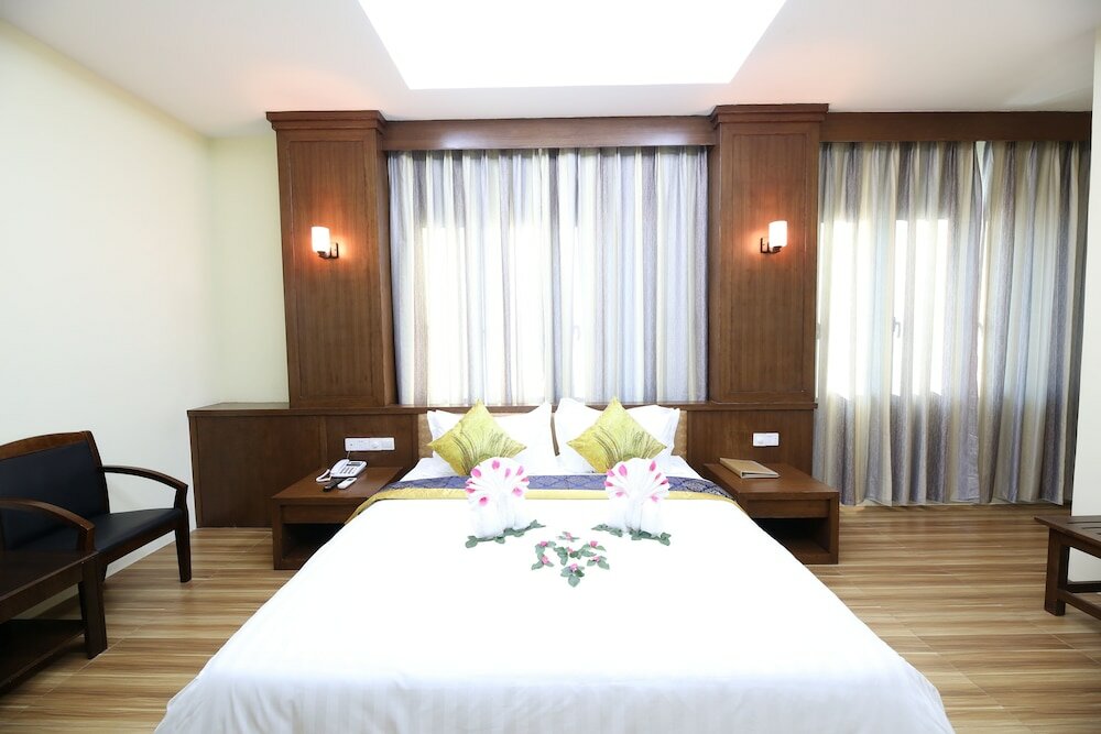 Фото Royal Peacock Hotel