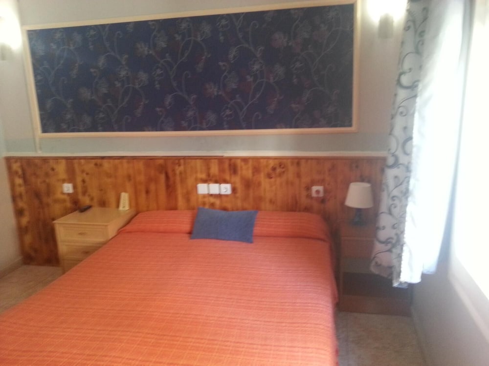 Фото Hostal Isla Cristina Mataró