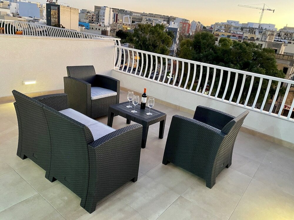 Фото Centric and Modern Penthouse Close to Amenities