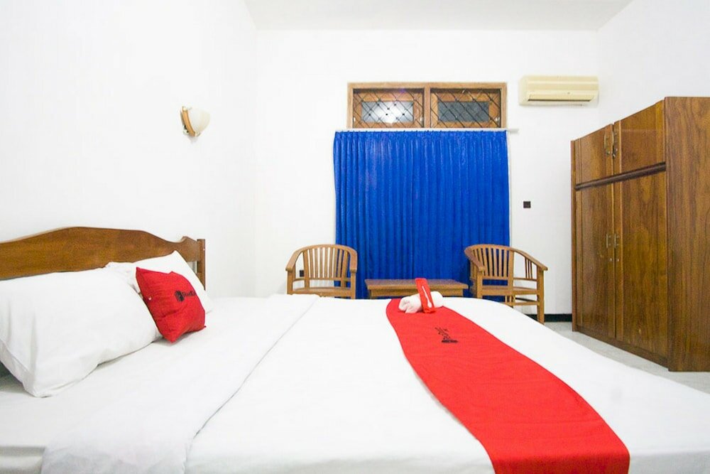 Фото RedDoorz Plus @ Jalan Raya Pasir Putih