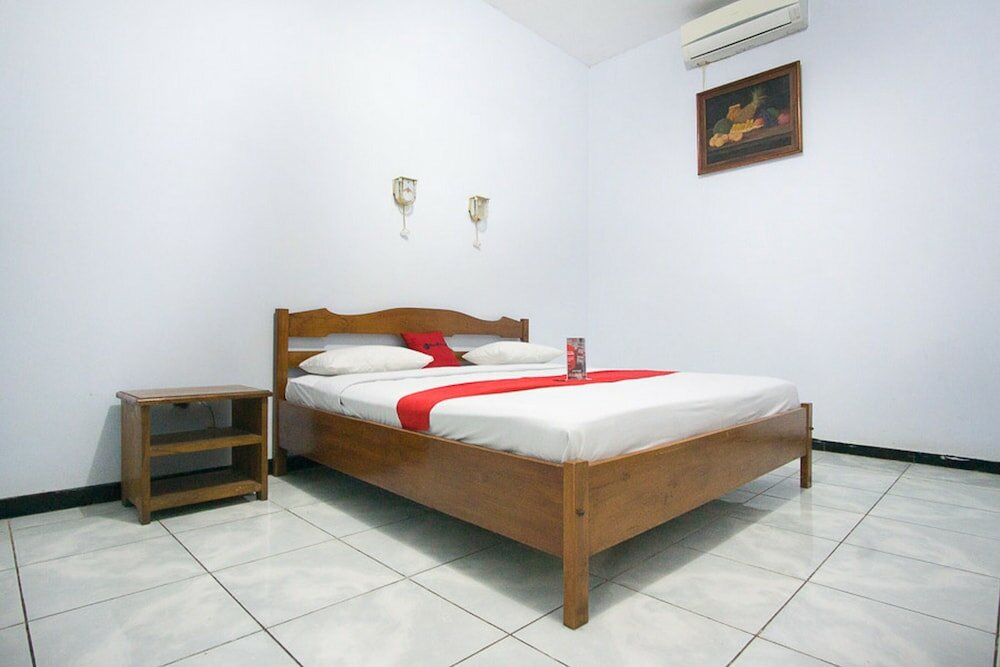 Фото RedDoorz Plus @ Jalan Raya Pasir Putih