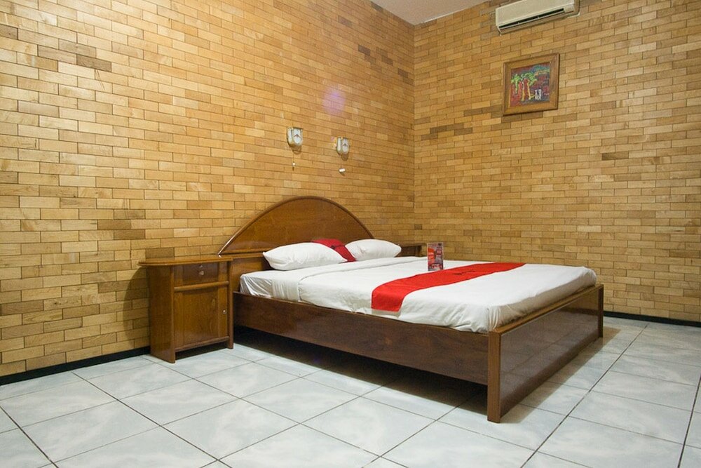 Фото RedDoorz Plus @ Jalan Raya Pasir Putih