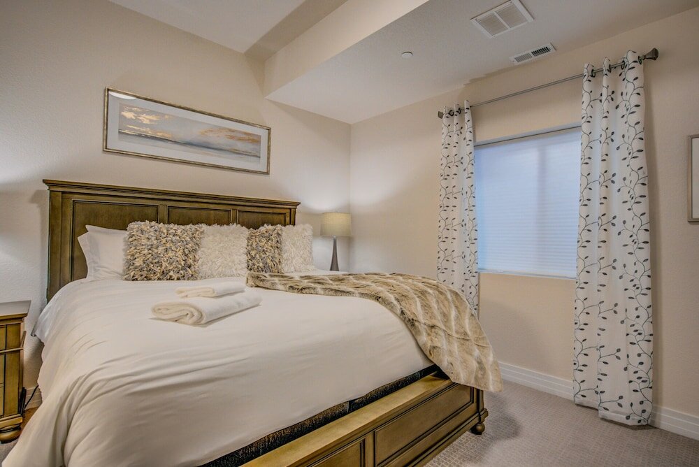 Фото Downtown Skyline Rooftop Patio Modern Townhome