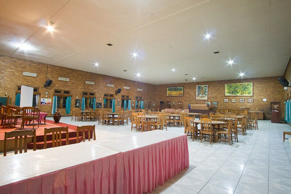 Фото RedDoorz Plus @ Jalan Raya Pasir Putih