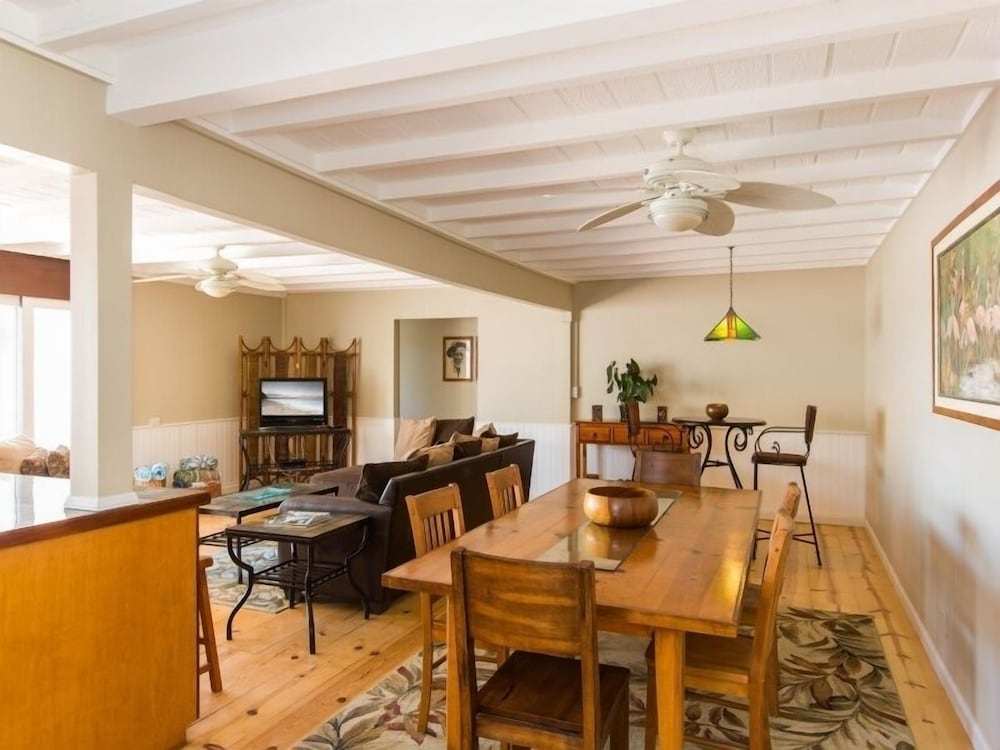 Фото Helen's Beach House 6 Bedroom Home by Redawning