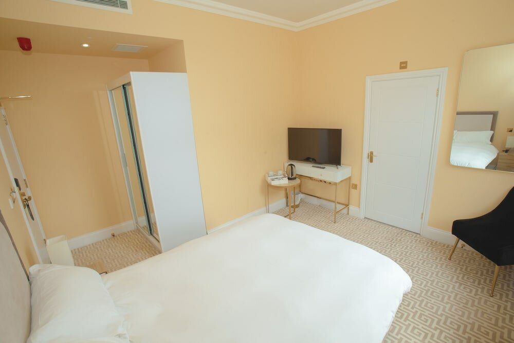 Фото The Hadley Hotel