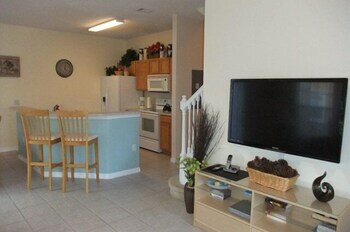 Фото 4br, 3ba T/home W Screened-in Heated Pool 4 Bedroom Townhouse by Redawning