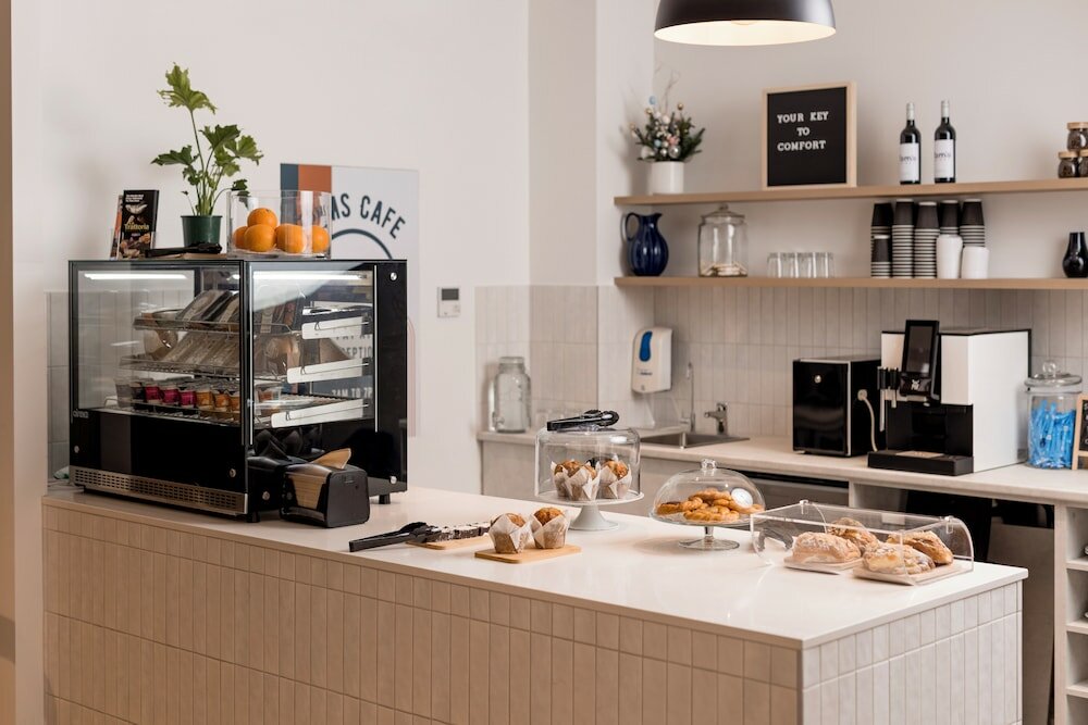 Фото Toms Court Hotel