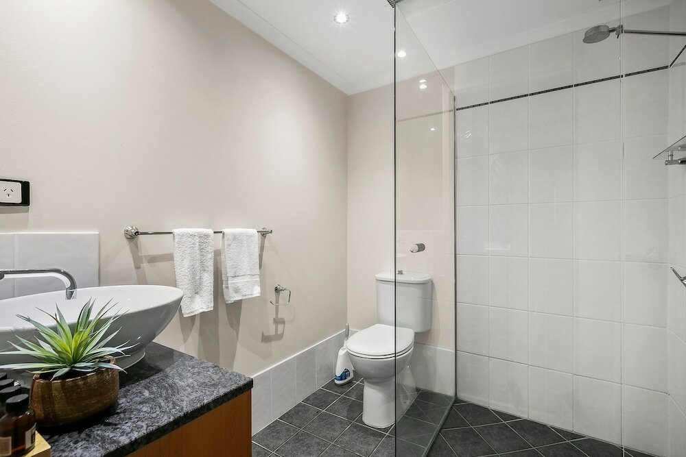 Фото Poolside Apt in Alamanda Beachfront 77